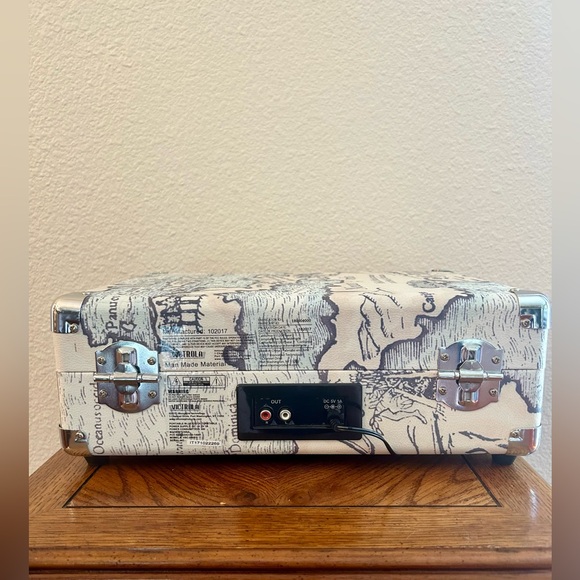 VICTROLA Journey Suitcase 3-Speed Record Player Turntable, Bluetooth, Map Print - Picture 5 of 9